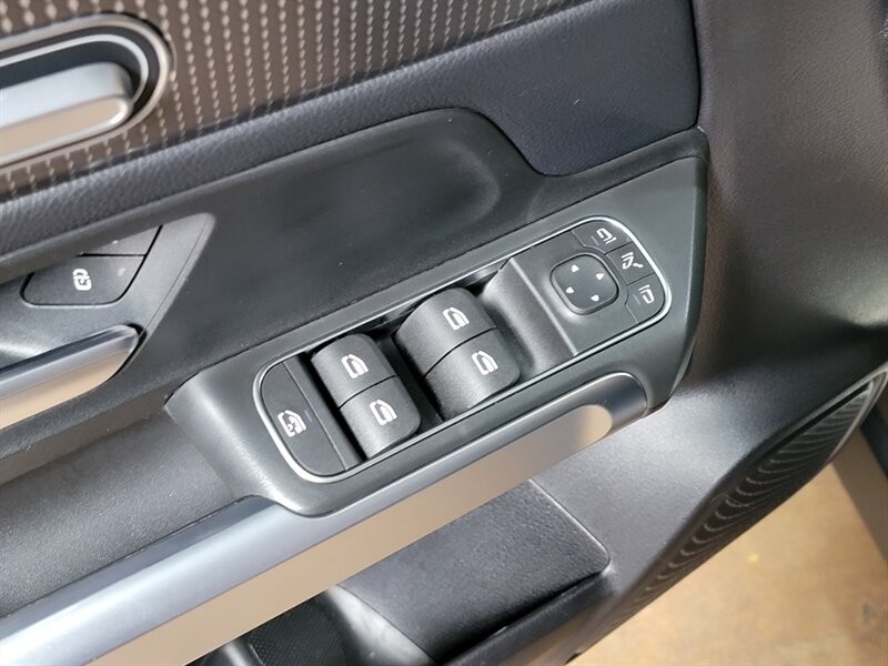 Mercedes-Benz 250 Vehicle Full-screen Gallery Image 17