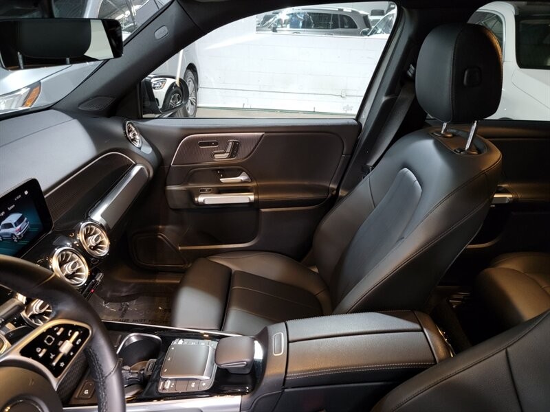 Mercedes-Benz 250 Vehicle Full-screen Gallery Image 18