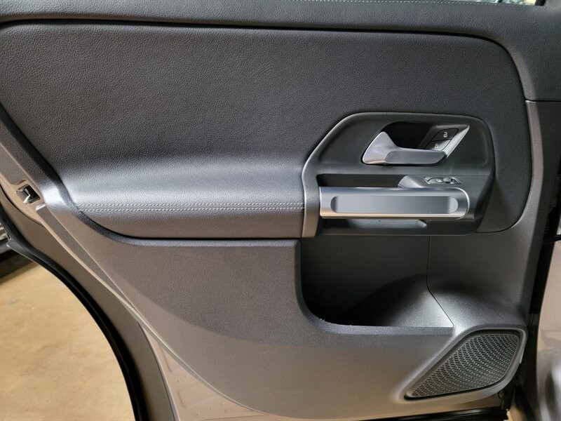 Mercedes-Benz 250 Vehicle Full-screen Gallery Image 21