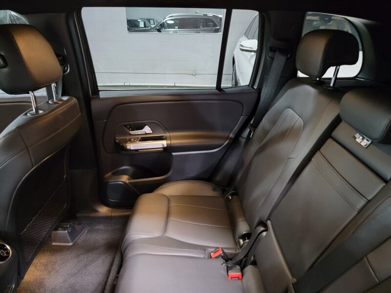 Mercedes-Benz 250 Vehicle Full-screen Gallery Image 23