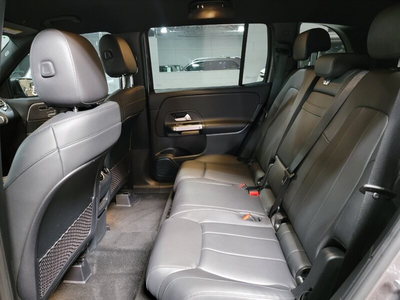 Mercedes-Benz 250 Vehicle Full-screen Gallery Image 24