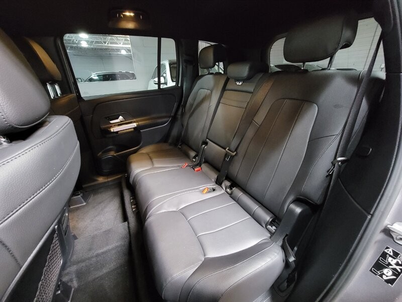 Mercedes-Benz 250 Vehicle Full-screen Gallery Image 25