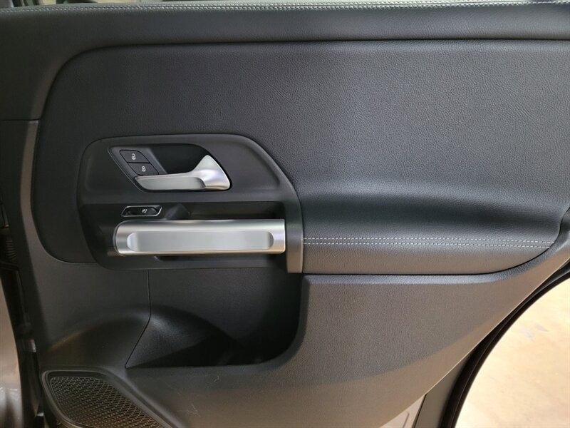 Mercedes-Benz 250 Vehicle Full-screen Gallery Image 26