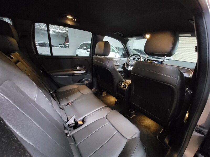 Mercedes-Benz 250 Vehicle Full-screen Gallery Image 27