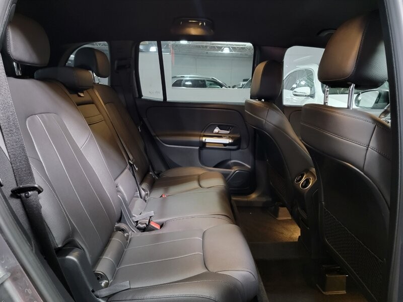 Mercedes-Benz 250 Vehicle Full-screen Gallery Image 28