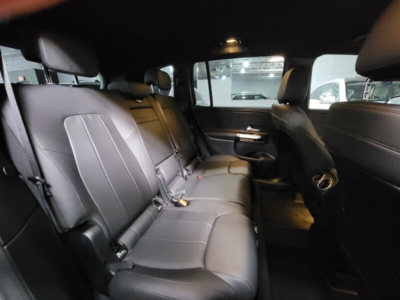 Mercedes-Benz 250 Vehicle Full-screen Gallery Image 29