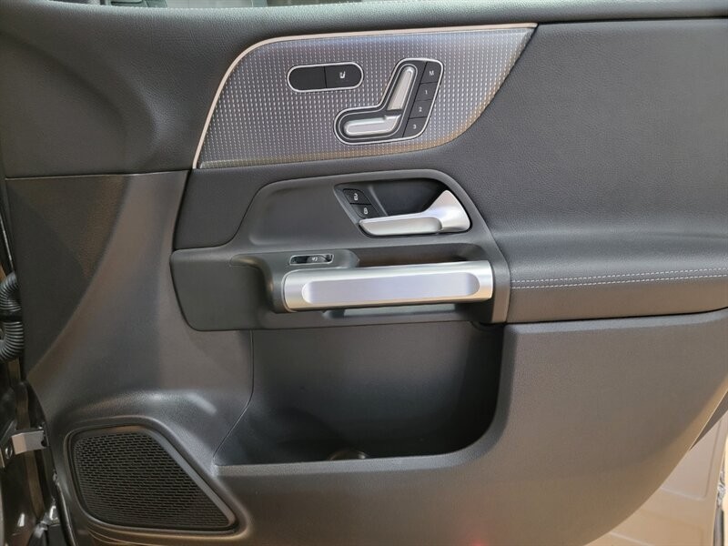 Mercedes-Benz 250 Vehicle Full-screen Gallery Image 30