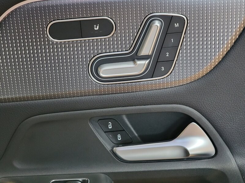 Mercedes-Benz 250 Vehicle Full-screen Gallery Image 31