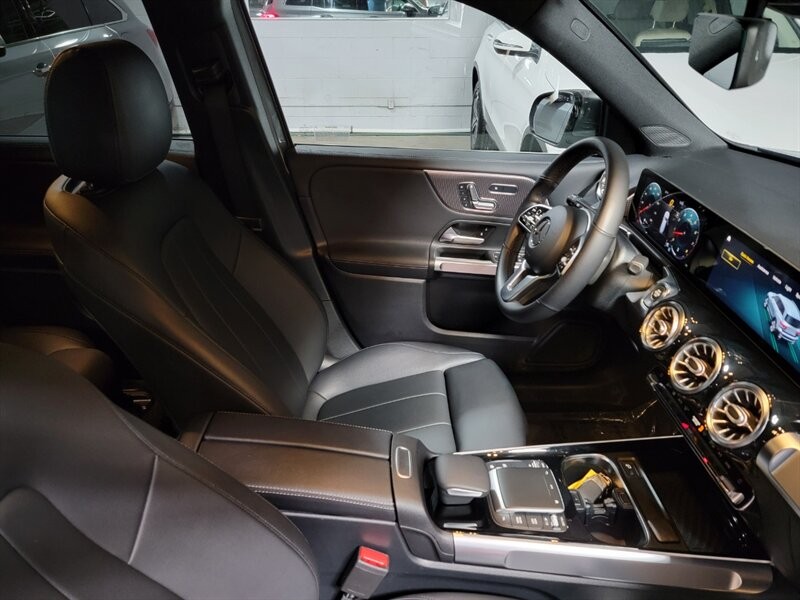 Mercedes-Benz 250 Vehicle Full-screen Gallery Image 32