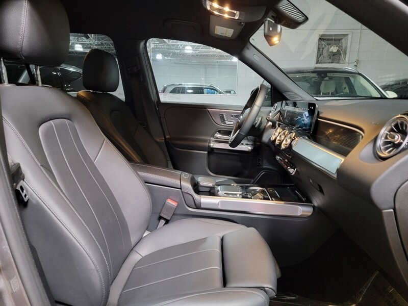 Mercedes-Benz 250 Vehicle Full-screen Gallery Image 33