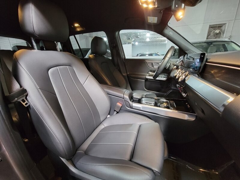 Mercedes-Benz 250 Vehicle Full-screen Gallery Image 34