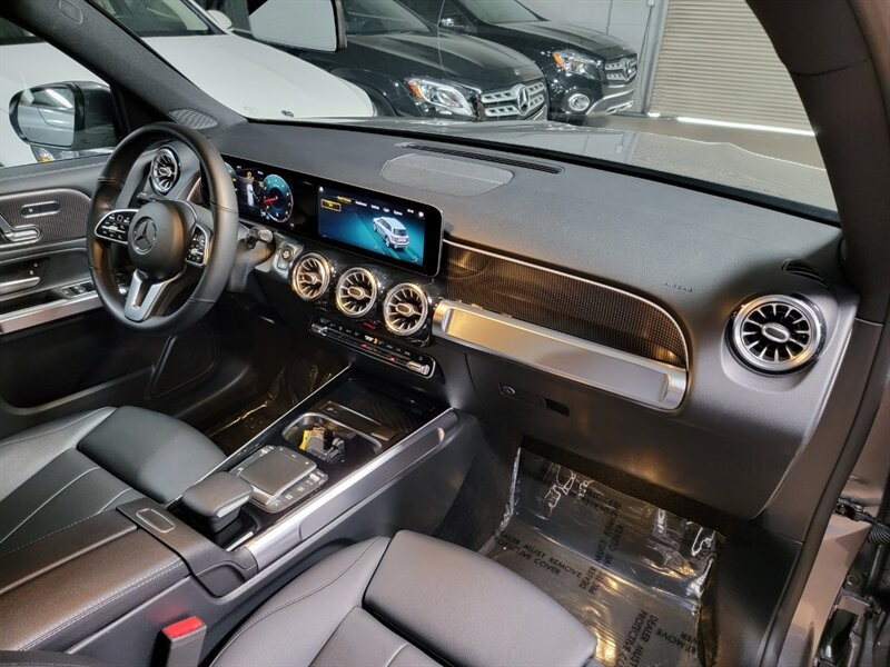 Mercedes-Benz 250 Vehicle Full-screen Gallery Image 39