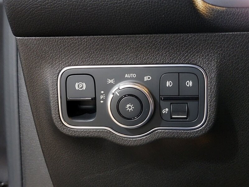 Mercedes-Benz 250 Vehicle Full-screen Gallery Image 41