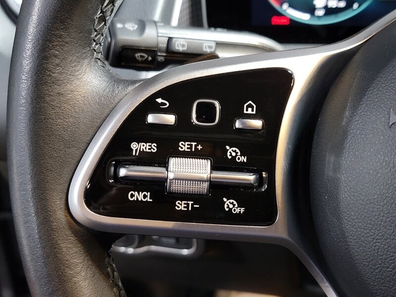 Mercedes-Benz 250 Vehicle Full-screen Gallery Image 42