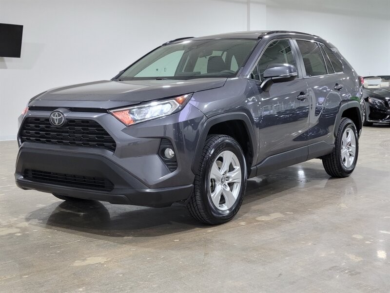 Toyota RAV4 XLE Vehicle Full-screen Gallery Image 02