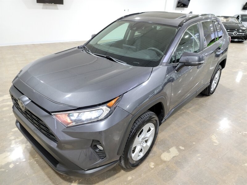 Toyota RAV4 XLE Vehicle Full-screen Gallery Image 03