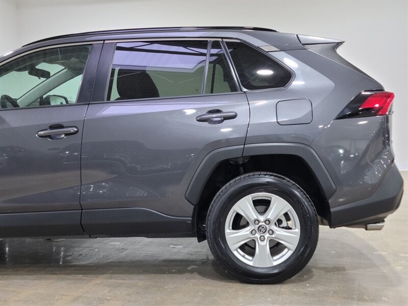 Toyota RAV4 XLE Vehicle Full-screen Gallery Image 05