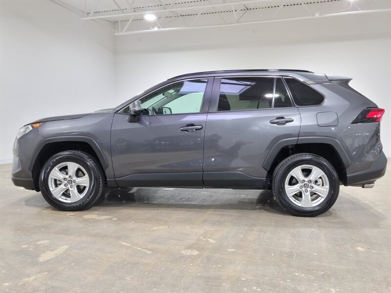 Toyota RAV4 XLE Vehicle Full-screen Gallery Image 06