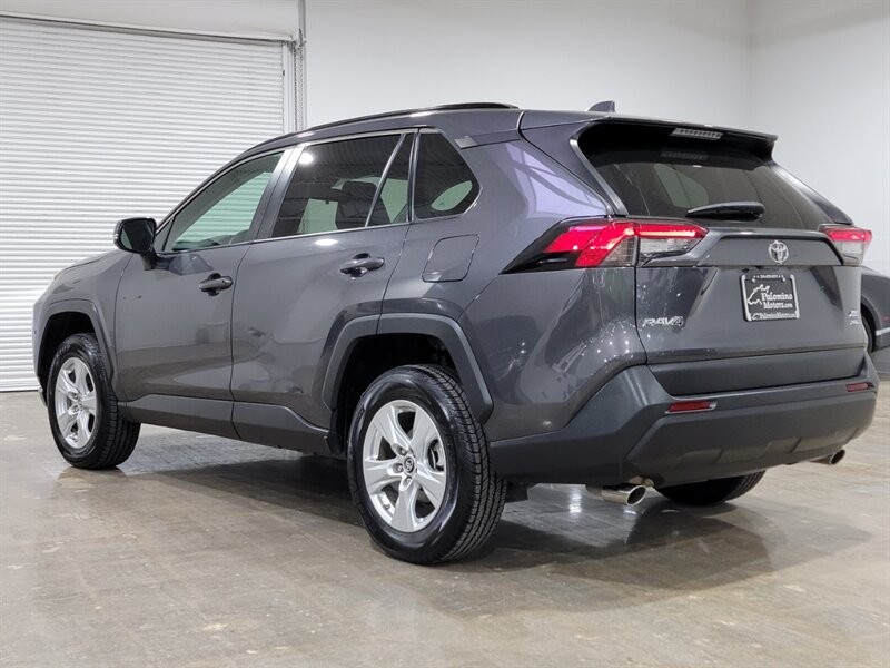 Toyota RAV4 XLE Vehicle Full-screen Gallery Image 07