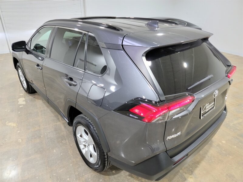 Toyota RAV4 XLE Vehicle Full-screen Gallery Image 08