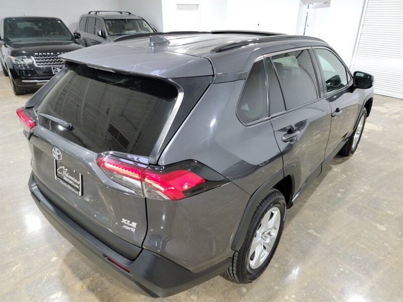 Toyota RAV4 XLE Vehicle Full-screen Gallery Image 09