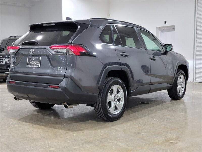 Toyota RAV4 XLE Vehicle Full-screen Gallery Image 10