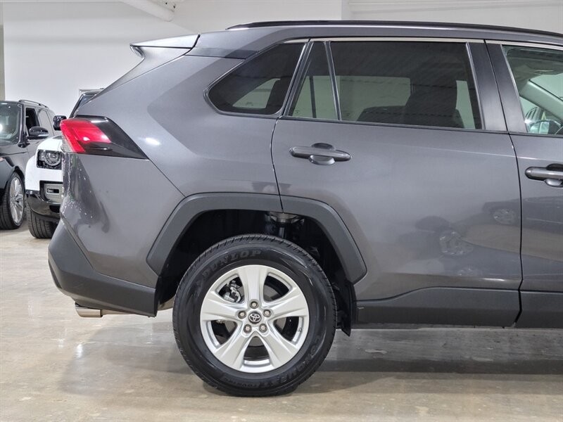 Toyota RAV4 XLE Vehicle Full-screen Gallery Image 11