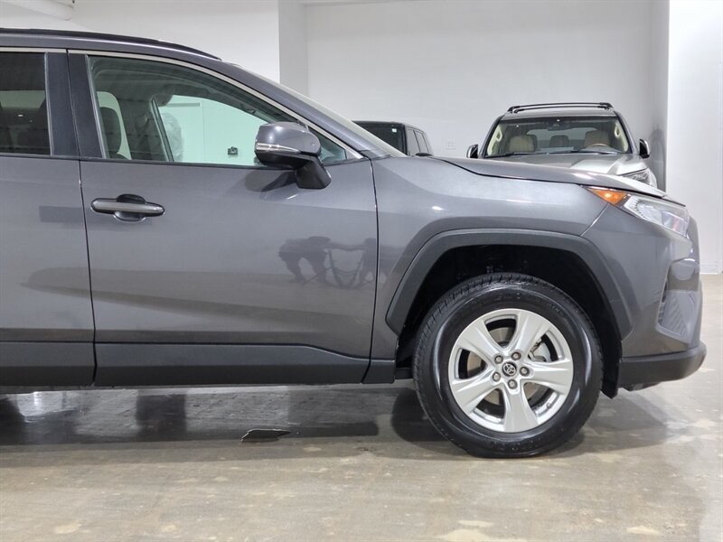 Toyota RAV4 XLE Vehicle Full-screen Gallery Image 12