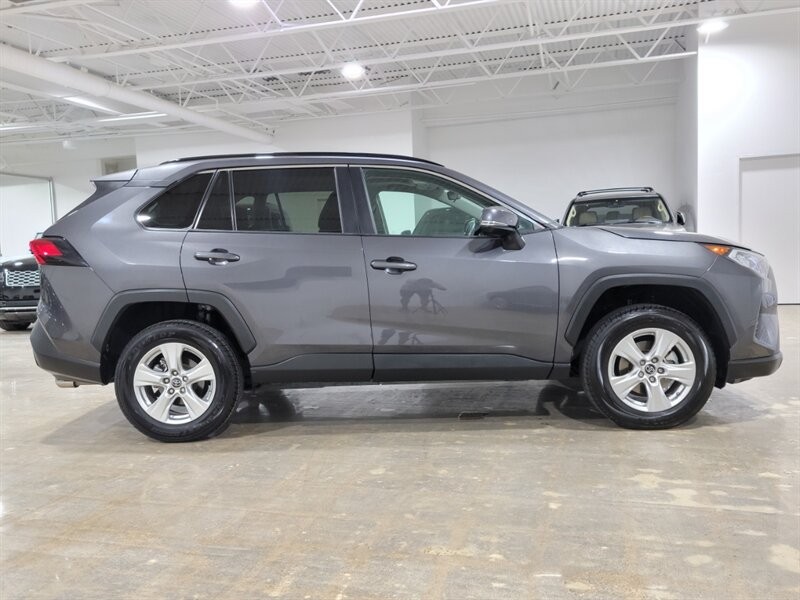 Toyota RAV4 XLE Vehicle Full-screen Gallery Image 13