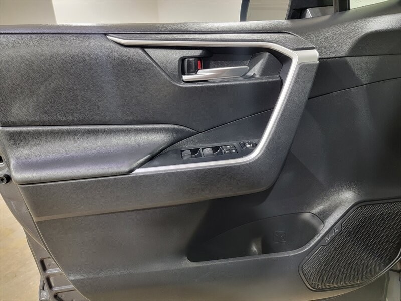 Toyota RAV4 XLE Vehicle Full-screen Gallery Image 16