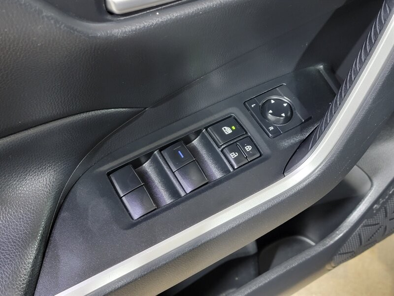 Toyota RAV4 XLE Vehicle Full-screen Gallery Image 17