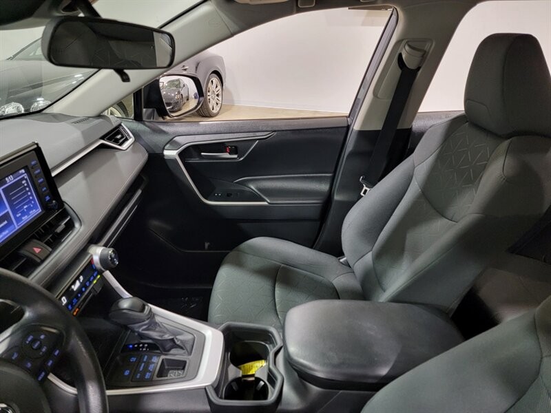 Toyota RAV4 XLE Vehicle Full-screen Gallery Image 18