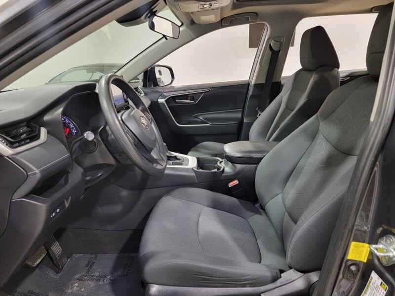 Toyota RAV4 XLE Vehicle Full-screen Gallery Image 19