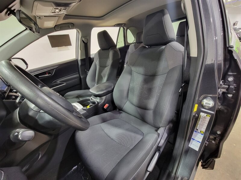 Toyota RAV4 XLE Vehicle Full-screen Gallery Image 20