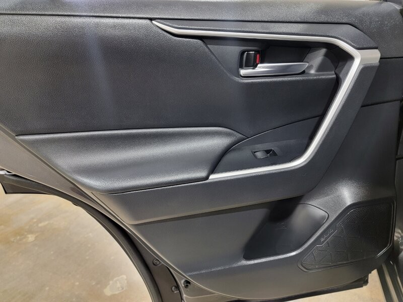 Toyota RAV4 XLE Vehicle Full-screen Gallery Image 21