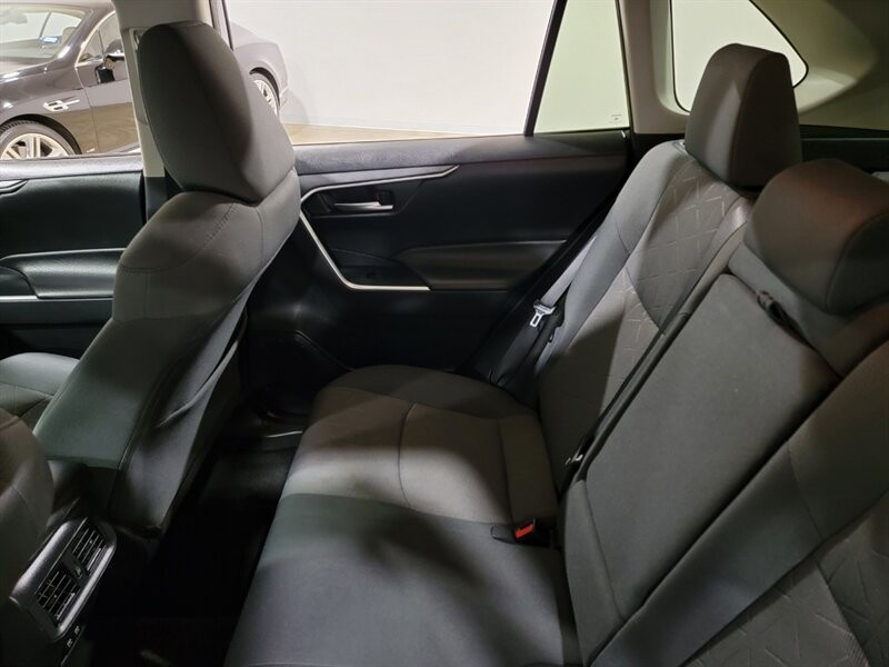 Toyota RAV4 XLE Vehicle Full-screen Gallery Image 23