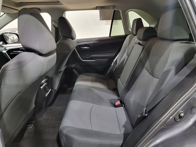 Toyota RAV4 XLE Vehicle Full-screen Gallery Image 24