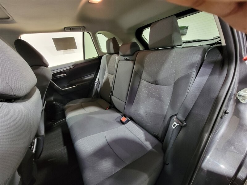 Toyota RAV4 XLE Vehicle Full-screen Gallery Image 25