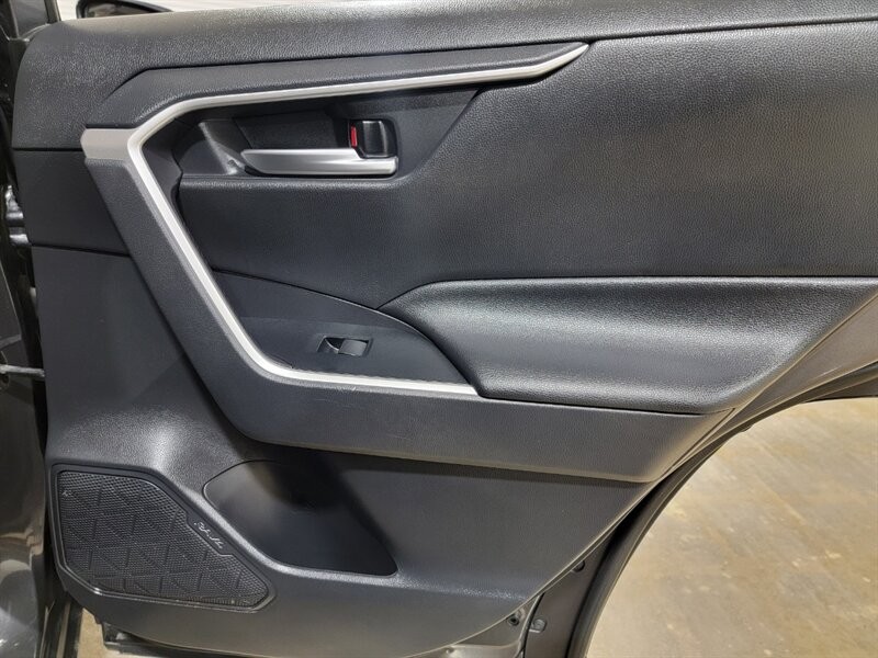 Toyota RAV4 XLE Vehicle Full-screen Gallery Image 26