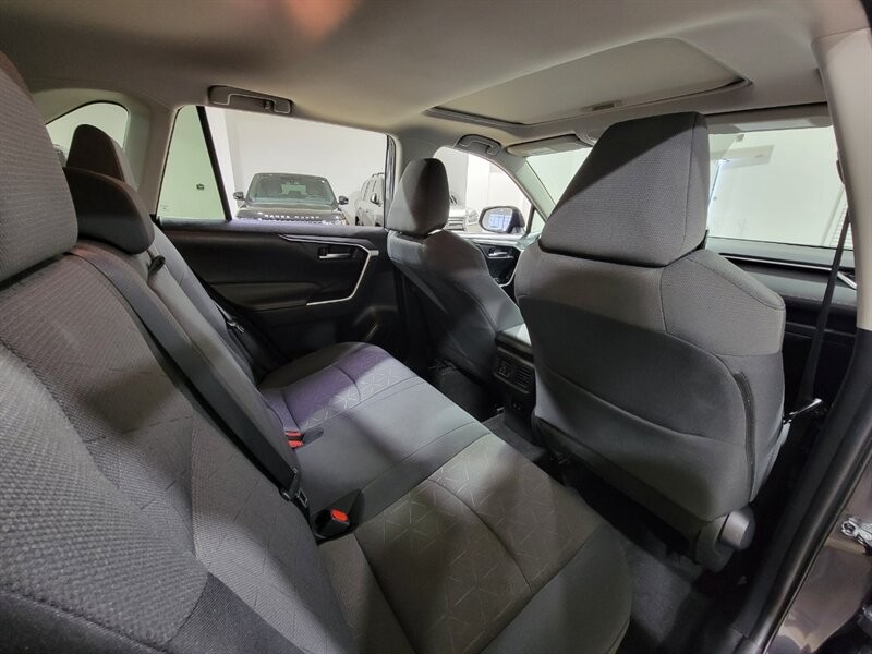 Toyota RAV4 XLE Vehicle Full-screen Gallery Image 27