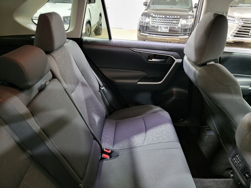 Toyota RAV4 XLE Vehicle Full-screen Gallery Image 28