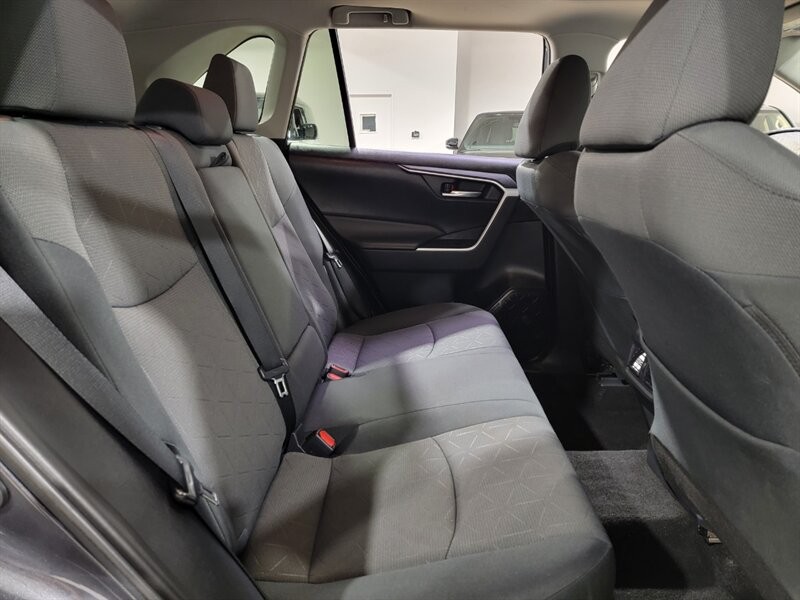 Toyota RAV4 XLE Vehicle Full-screen Gallery Image 29