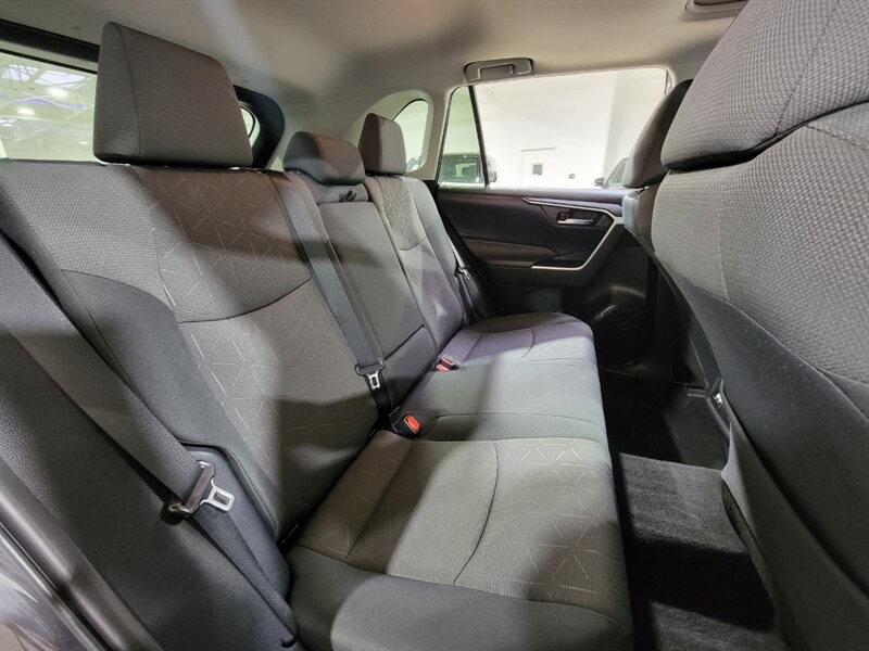 Toyota RAV4 XLE Vehicle Full-screen Gallery Image 30