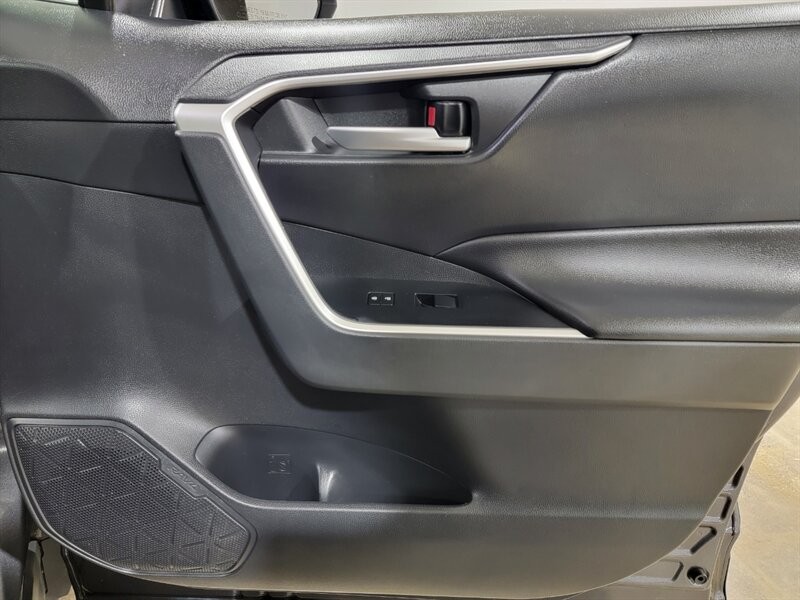 Toyota RAV4 XLE Vehicle Full-screen Gallery Image 31