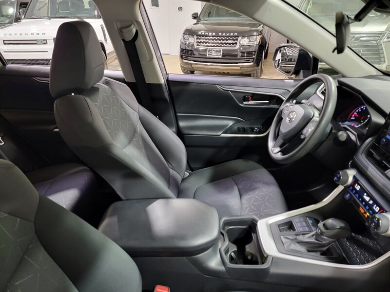Toyota RAV4 XLE Vehicle Full-screen Gallery Image 32