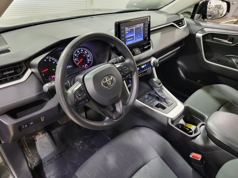 Toyota RAV4 XLE Vehicle Full-screen Gallery Image 34