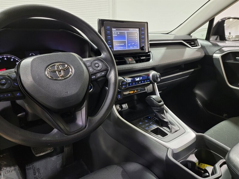 Toyota RAV4 XLE Vehicle Full-screen Gallery Image 35