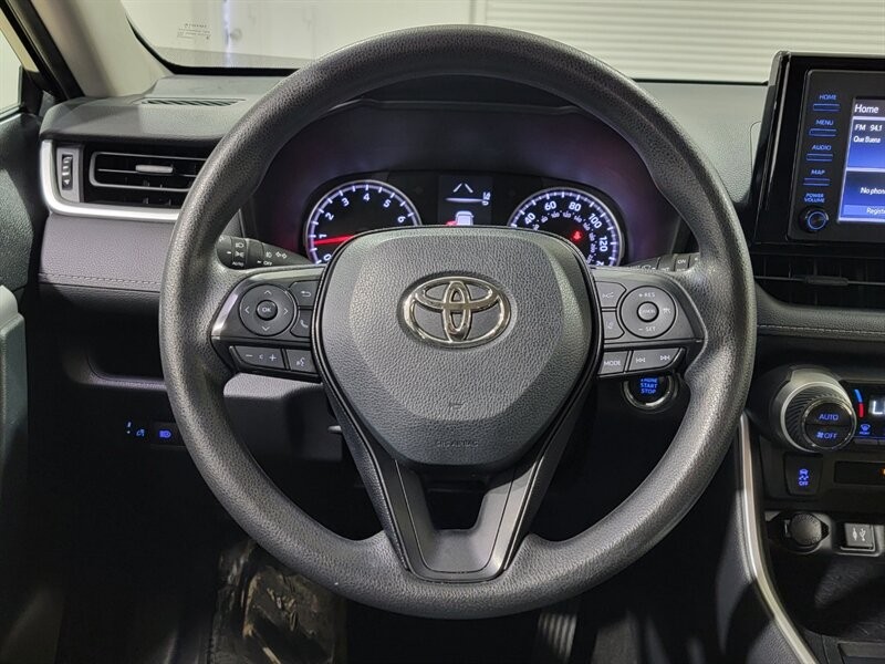 Toyota RAV4 XLE Vehicle Full-screen Gallery Image 36