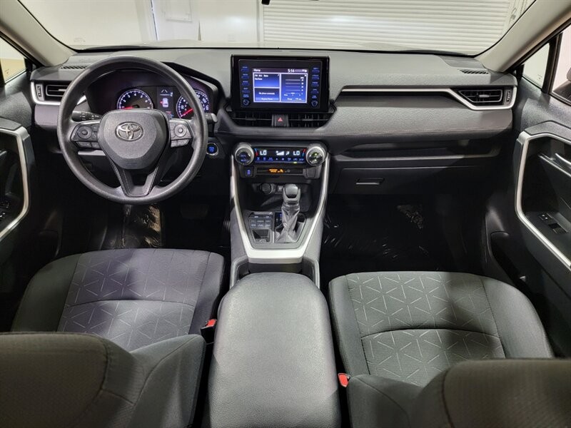Toyota RAV4 XLE Vehicle Full-screen Gallery Image 37