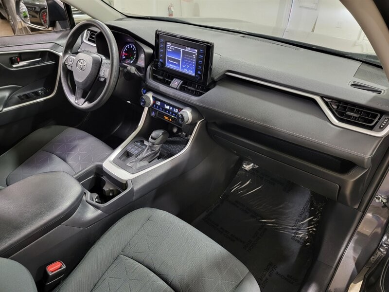 Toyota RAV4 XLE Vehicle Full-screen Gallery Image 38